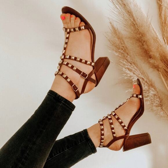 BCBG Brown Leather Gold Metal Studded T- Strap Strappy Sandals Chunky Heel 9 - Picture 12 of 13